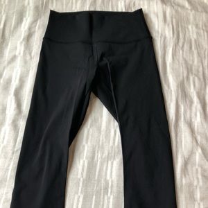 ✨black lululemon wunder under crops✨